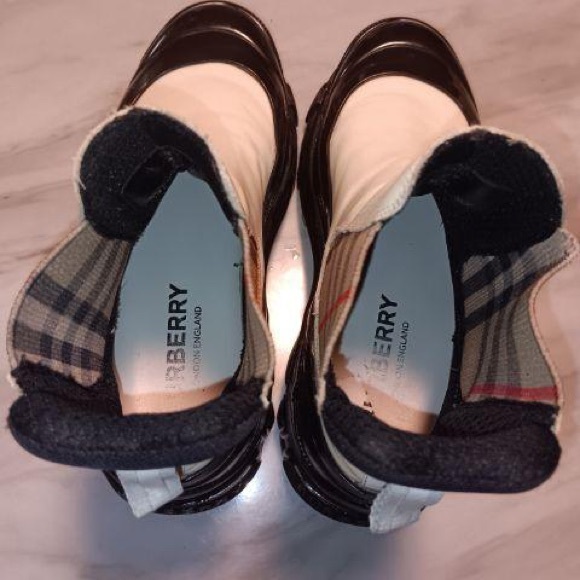 I bought those boots from somerset mall from the Burberry store for $800 - Picture 4 of 5